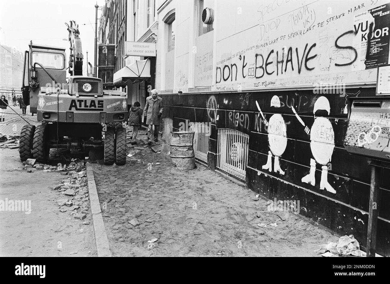 Niederländische Geschichte: Barrikaden um Wohnhäuser auf der Vondelstraat Amsterdam; Ausblicke auf verbarrikadierte Straßen, Graffiti an Wänden (Unruhen in der Vondelstraat) ca. 1. März 1980 Stockfoto