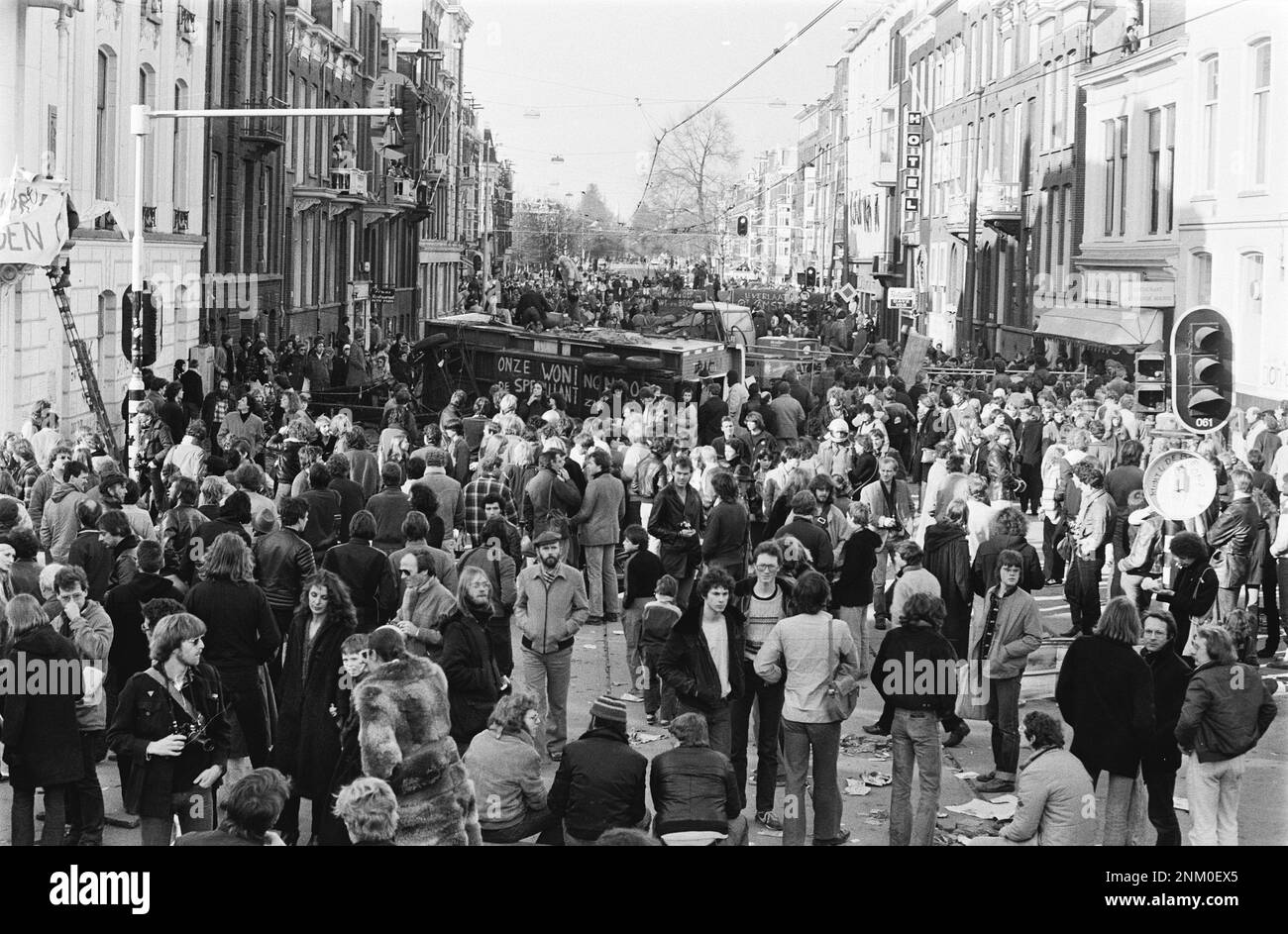 Niederländische Geschichte: Barrikaden um Wohnhäuser in der Vondelstraat Amsterdam; große Menschenmassen auf der abgerissenen Straße (Unruhen in der Vondelstraat) ca. 1. März 1980 Stockfoto
