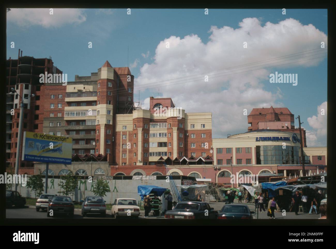 Büro- und Wohngebäude (Kashirin Brothers Street), (2001-03), Cheliabinsk, Russland. Brumfield Fotosammlung. Geschäftsgebäude, Russische Föderation, 2000-2010. , Wohnhäuser, Russland Föderation, 2000-2010. , Russische Föderation, Oblast Cheliabinskaia, Cheliabinsk. Stockfoto