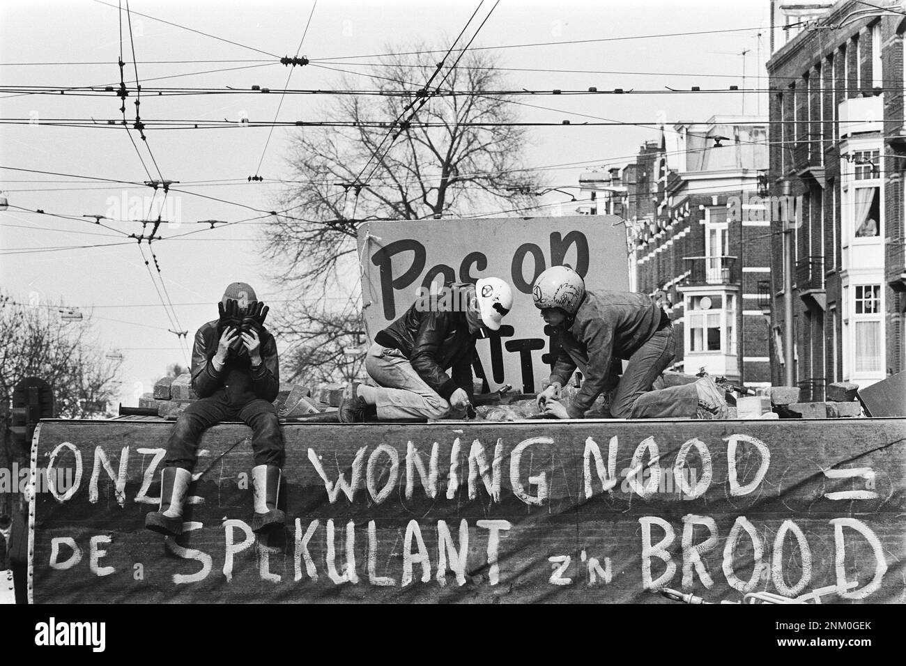 Niederländische Geschichte: Barrikaden um Wohnhäuser in der Vondelstraat Amsterdam; Besetzer auf einer der Barrikaden (Unruhen in der Vondelstraat) ca. 1. März 1980 Stockfoto