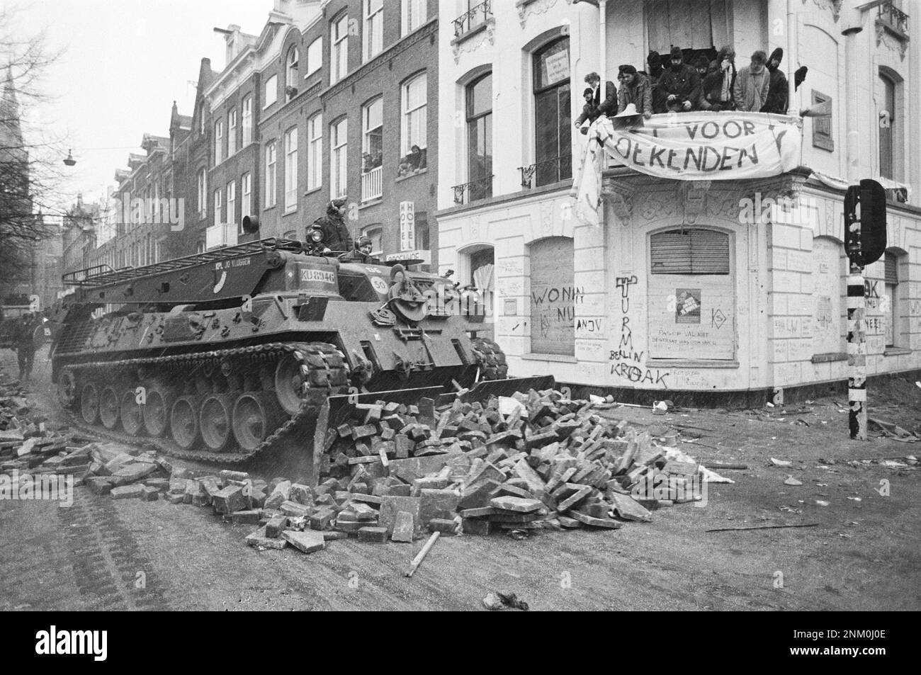 Niederländische Geschichte: Polizei und Armee mit gepanzerten Fahrzeugen und Panzern räumen Barrikaden in Vondelbuurt, Amsterdam (Hausbesetzungsunruhen) ca. 3. März 1980 Stockfoto
