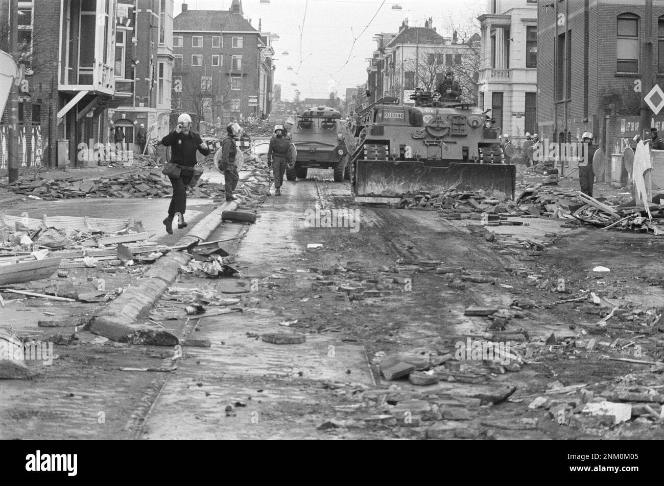 Niederländische Geschichte: Polizei und Armee mit gepanzerten Fahrzeugen und Panzern räumen Barrikaden in Vondelbuurt, Amsterdam; Bulldozer-Panzer (besetzte Aufstände) ca. 3. März 1980 Stockfoto