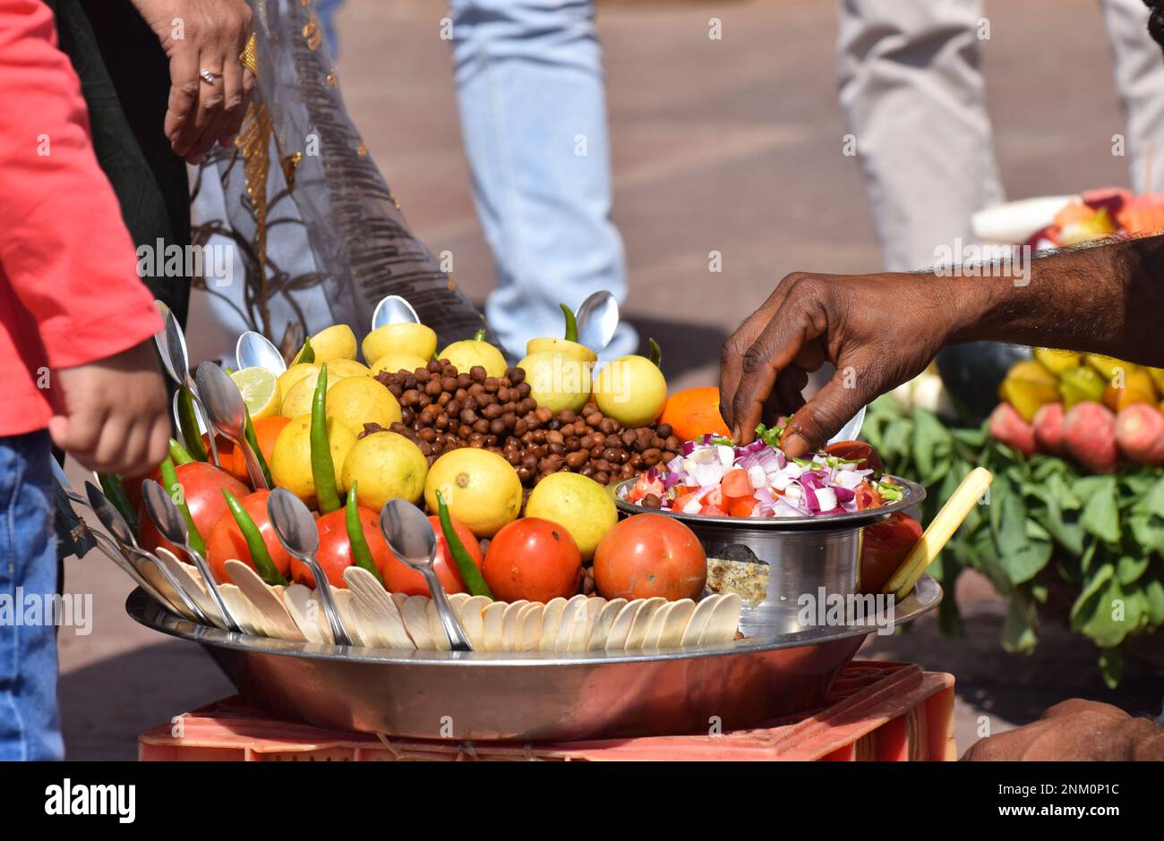 Ein großes Gericht mit frischem Salat, das einem Käufer von einem Straßenhändler in Jaipur Indien serviert wird Stockfoto