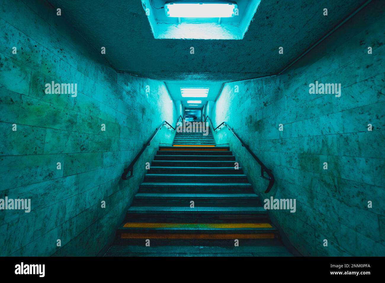 Leere Treppen im unterirdischen Tunnel Stockfoto