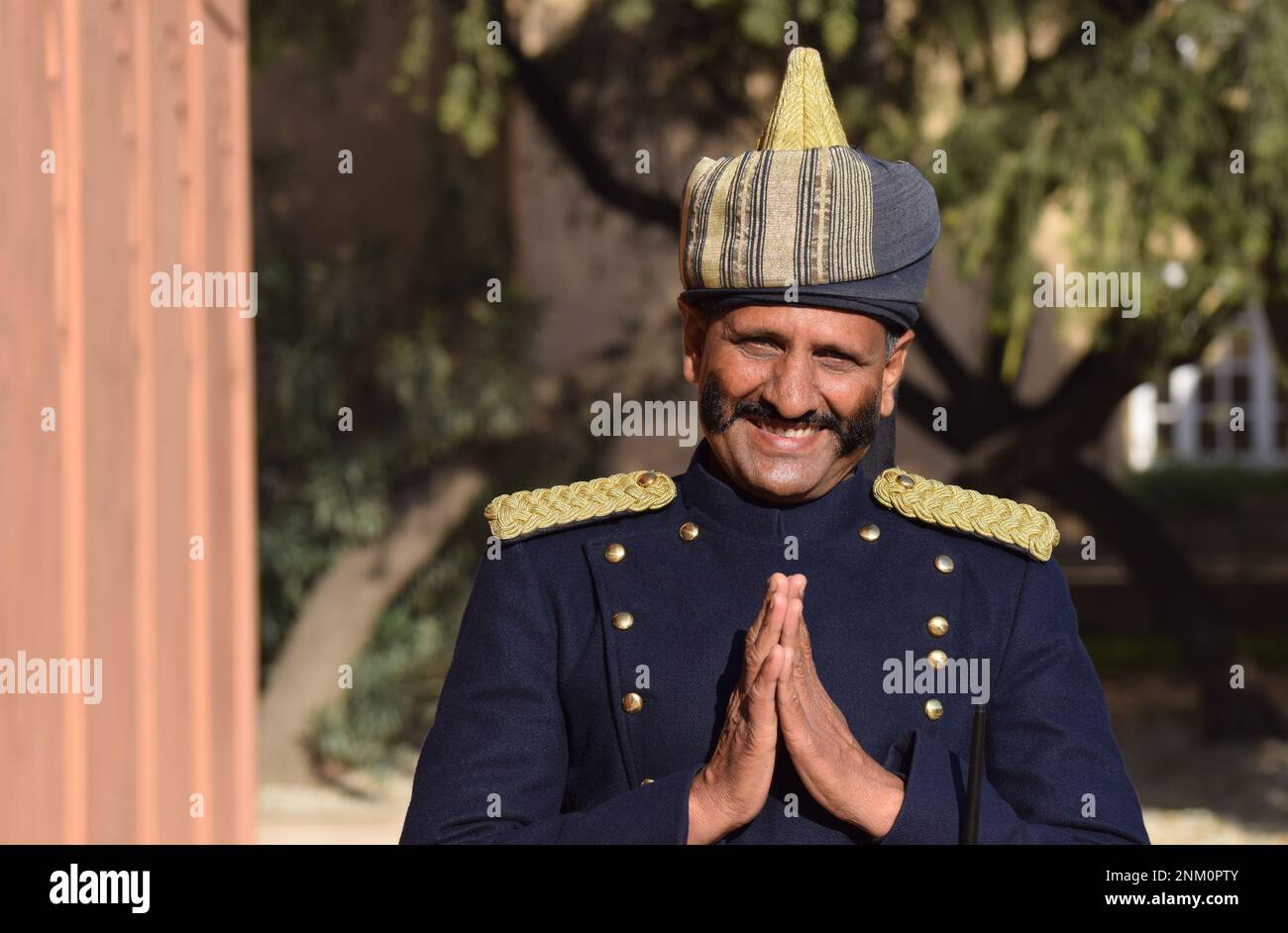 Ein durbaan- oder dwar-Freund oder Türpfleger in einem der Luxushotels in Rajasthan Stockfoto