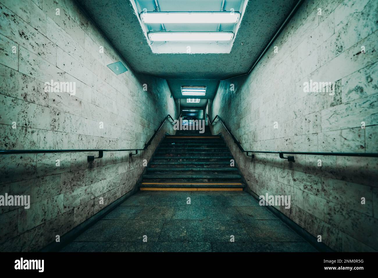 Leere Treppen im unterirdischen Tunnel Stockfoto