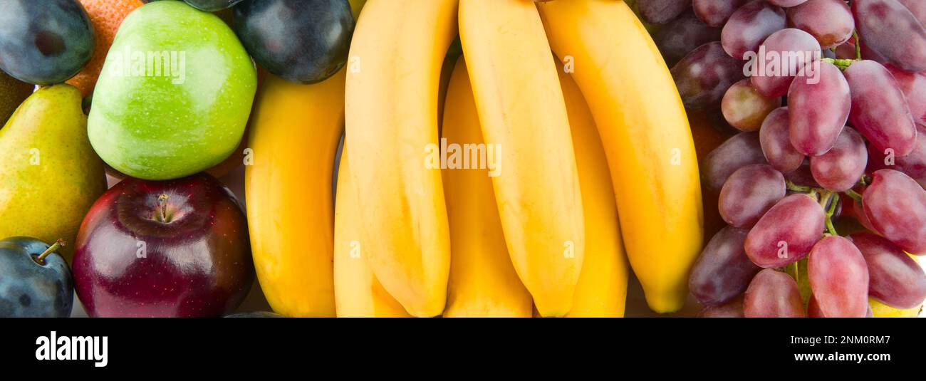 Wunderschöner Hintergrund mit verschiedenen Früchten. Breites Foto. Stockfoto