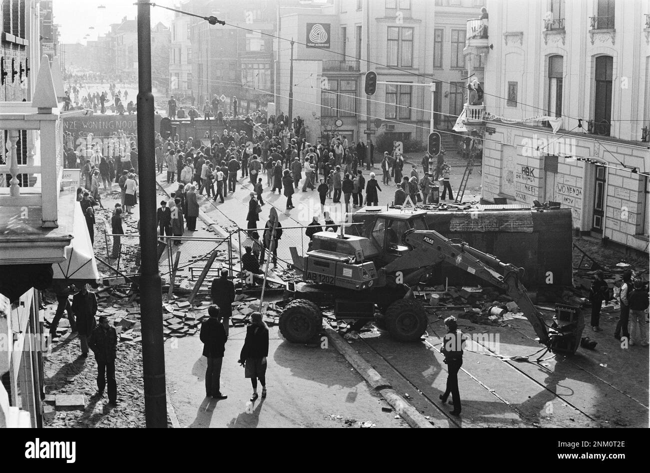Niederländische Geschichte: Barrikaden um Wohnhäuser in der Vondelstraat Amsterdam; Ausblicke auf verbarrikadierte Straßen (Vondelstraat-Unruhen) ca. 1. März 1980 Stockfoto