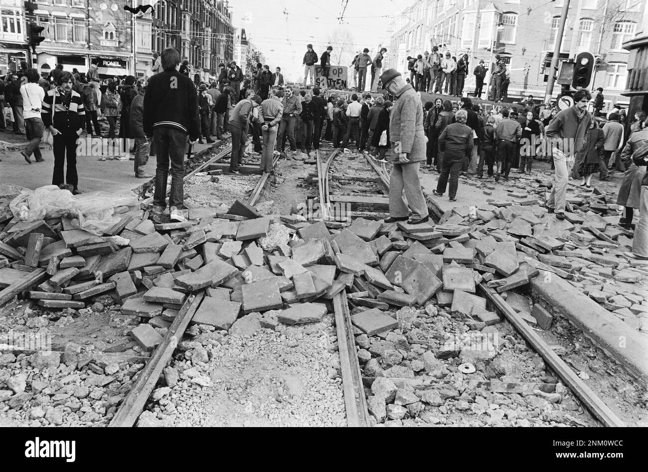 Niederländische Geschichte: Barrikaden um Wohnhäuser in der Vondelstraat Amsterdam; die Straße ist aufgebrochen (Unruhen in der Vondelstraat) ca. 1. März 1980 Stockfoto