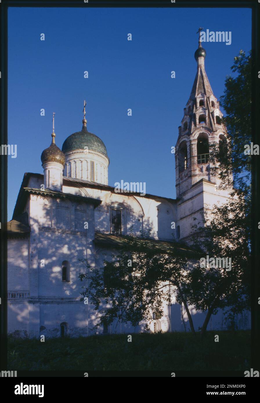 Kirche St. Nikolaus Nadein (1620-22) und Glockenturm, Nordfassade, Jaroslavl, Russland. Brumfield Fotosammlung. Orthodoxe Kirchen, Russische Föderation, 1990-2000. , Glockentürme, Russische Föderation, 1990-2000. , Russische Föderation, Jaroslavskaja Oblast, Jaroslavl . Stockfoto