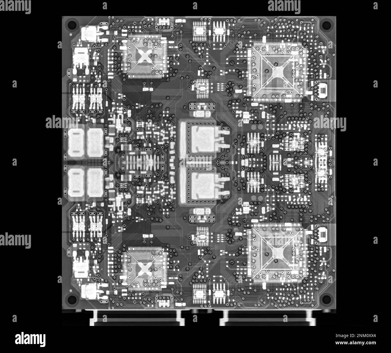 Röntgenbild der Hauptplatine des Motorsteuergeräts oder der ECU im Motorrad. Stockfoto