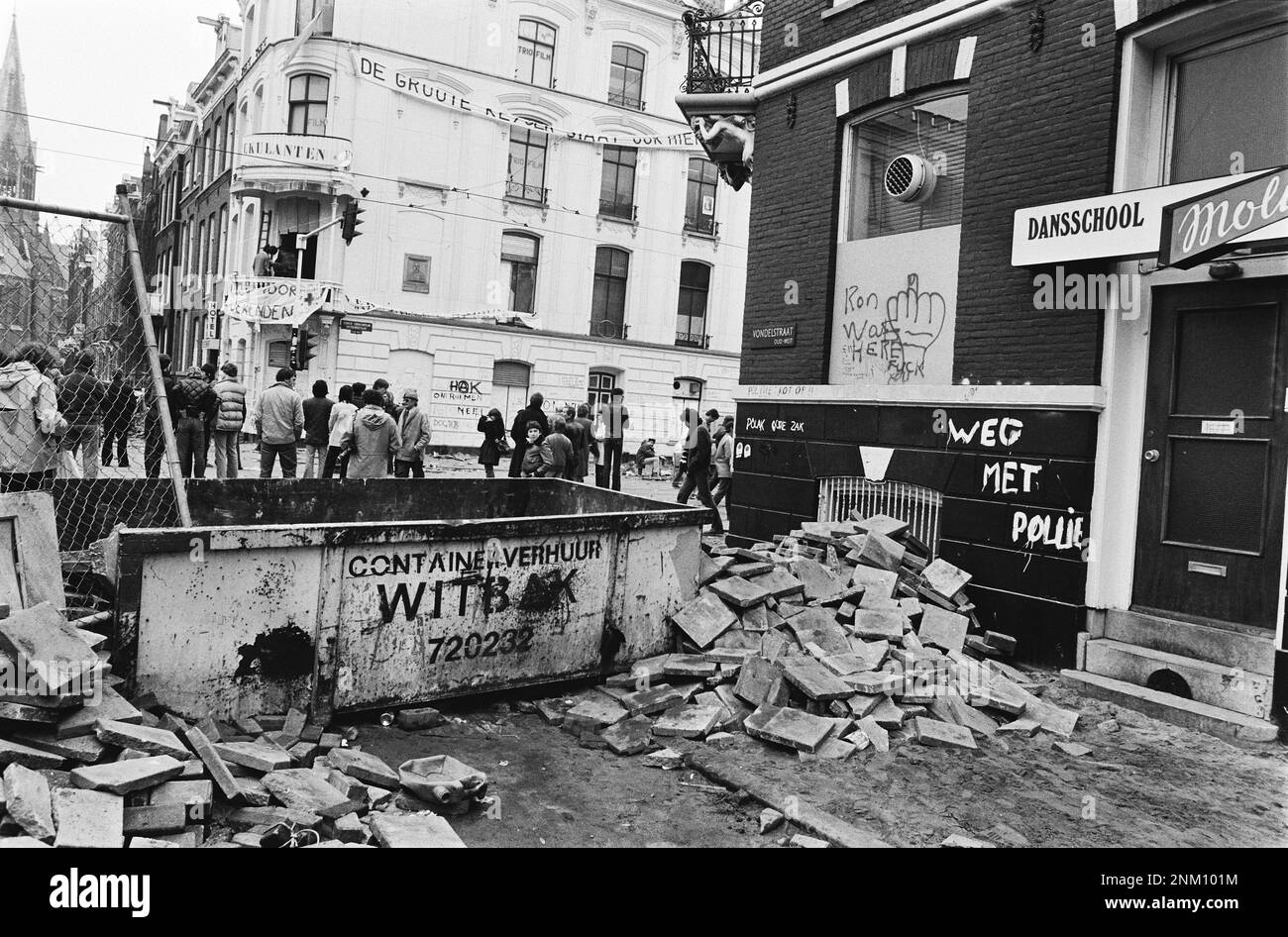 Niederländische Geschichte: Barrikaden um Wohnhäuser in der Vondelstraat Amsterdam; Ausblicke auf verbarrikadierte Straßen, verschiedene Slogans und Graffiti an Wänden (Vondelstraat-Unruhen) ca. 1. März 1980 Stockfoto