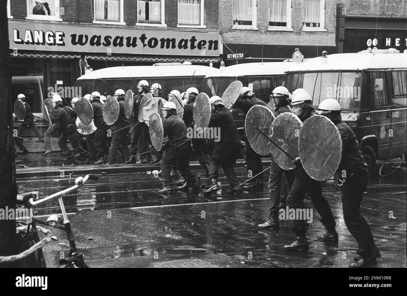 Niederländische Geschichte: Polizei und Armee mit gepanzerten Fahrzeugen und Panzern räumen Barrikaden in Vondelbuurt, Amsterdam; Mobile Einheit mit Schilden und Schlagstöcken (Squatters-Aufstände) ca. 3. März 1980 Stockfoto