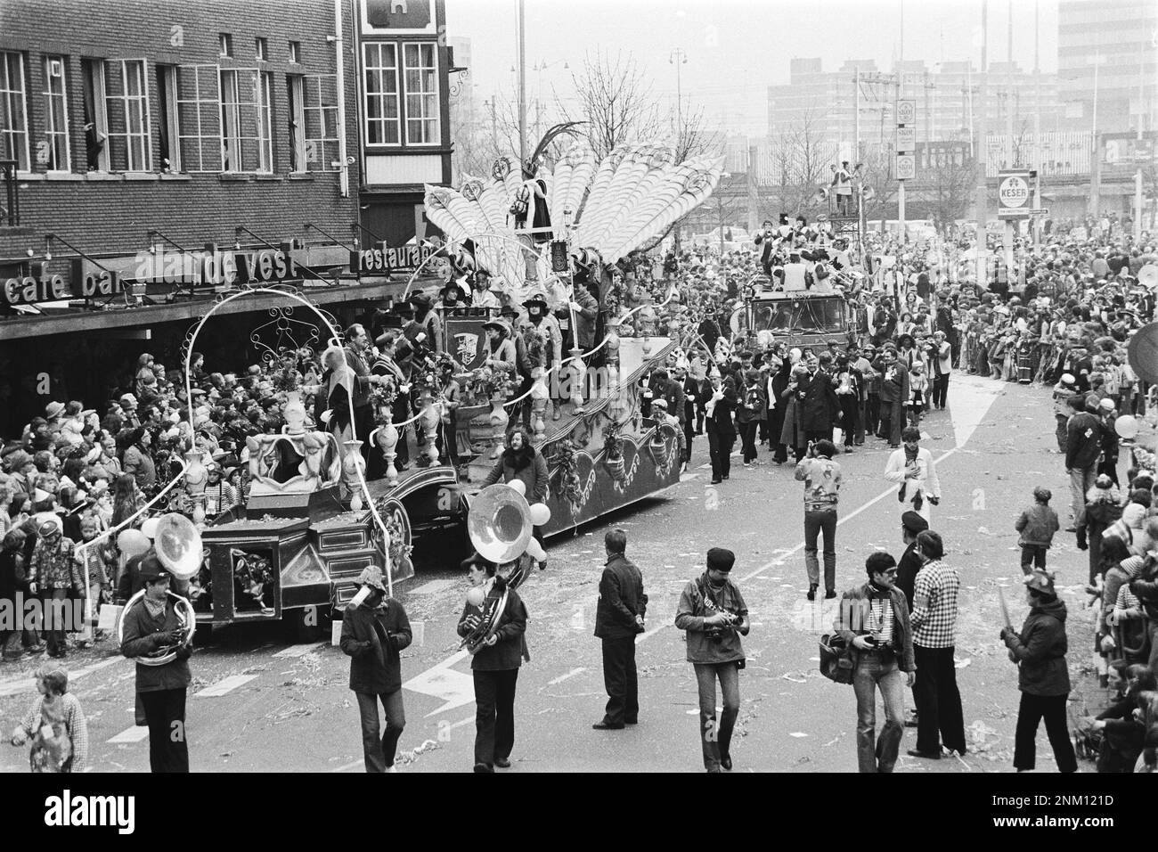 Niederländische Geschichte: Der Karneval begann; Überblick über die Karnevalsparade in Eindhoven, Paradenwagen und die Menschenmassen, die ca. 16. Februar 1980 Stockfoto