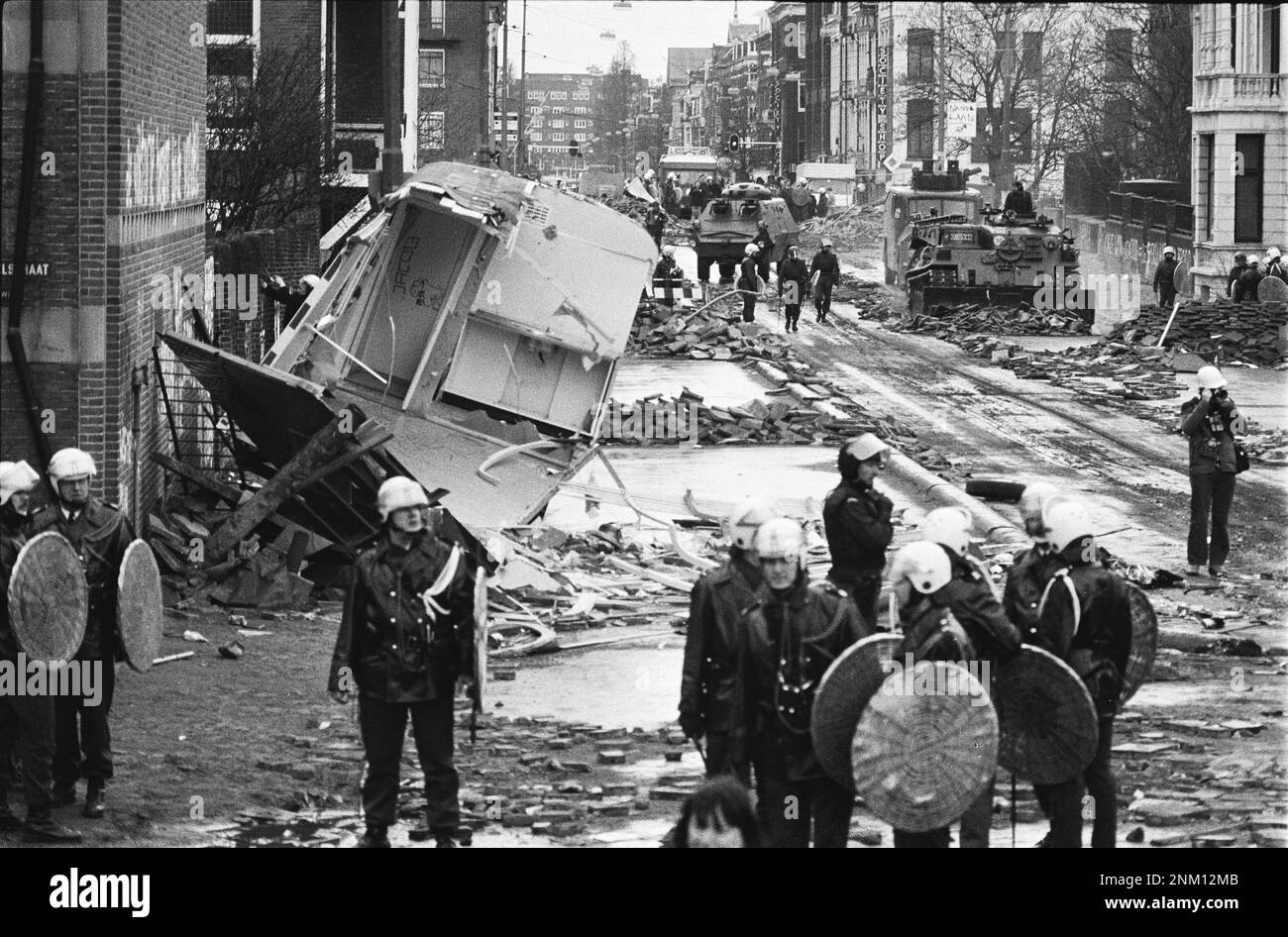 Niederländische Geschichte: Polizei und Armee mit gepanzerten Fahrzeugen und Panzern räumen Barrikaden in Vondelbuurt, A'damm; Zerstörung Constantijn Huygensstraat (besetzte Aufstände) ca. 3. März 1980 Stockfoto