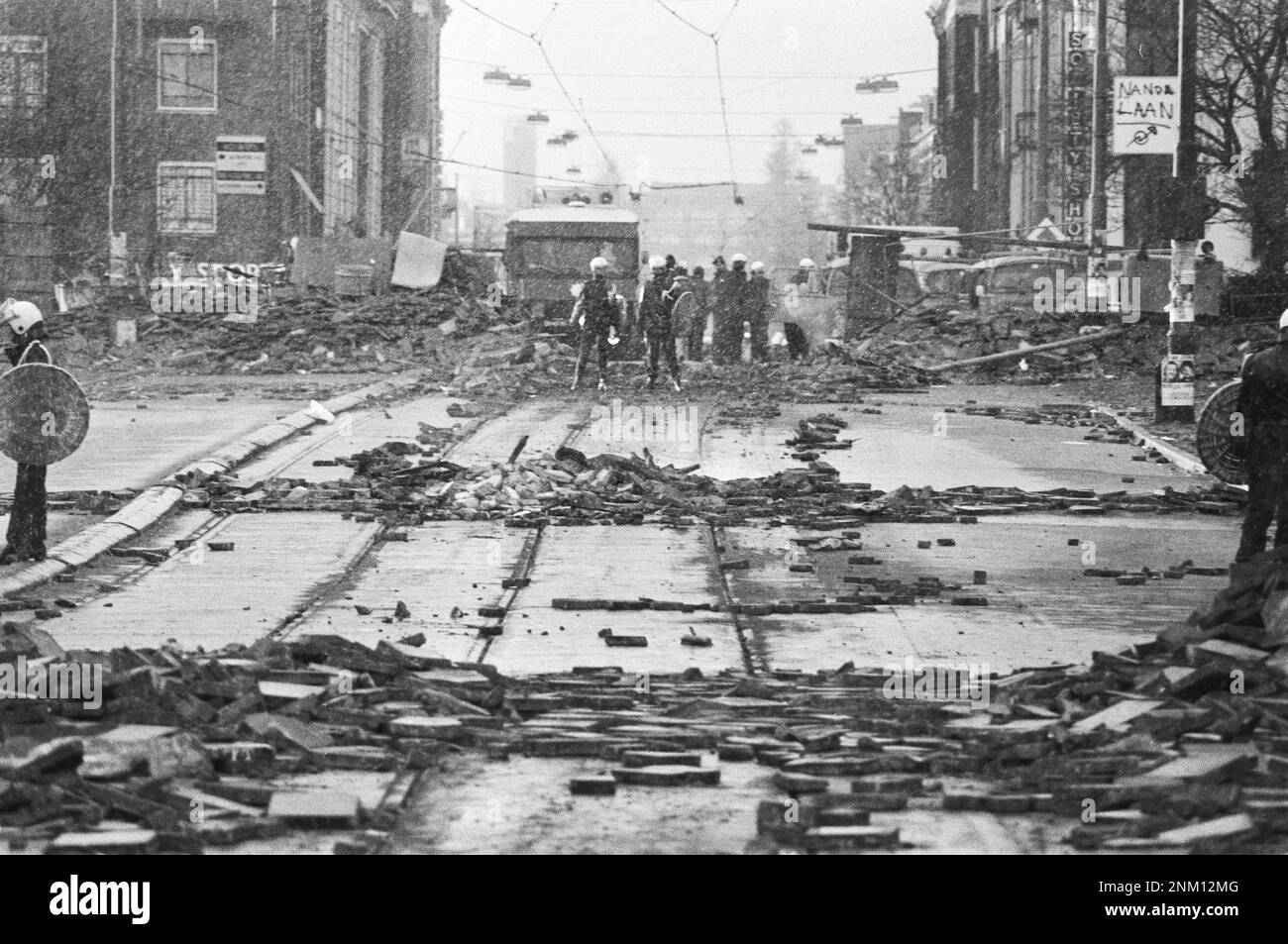 Niederländische Geschichte: Polizei und Armee mit gepanzerten Fahrzeugen und Panzern räumen Barrikaden in Vondelbuurt, Amsterdam; Panzer auf Barrikaden (besetzte Aufstände) ca. 3. März 1980 Stockfoto