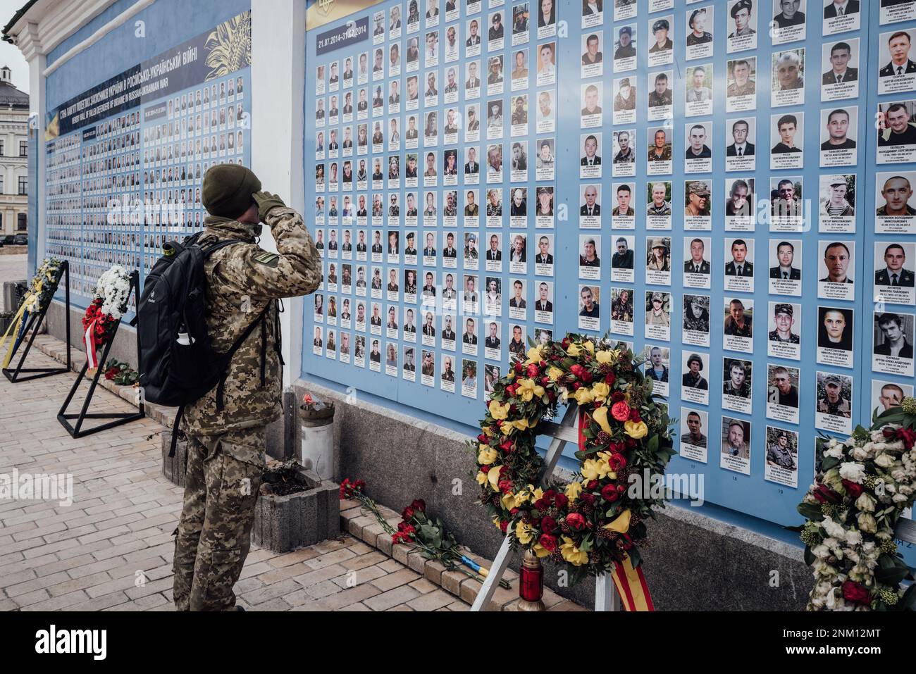 Ukraine / Kiew - 24/2/2023 - Adrien Vautier / Le Pictorium - Krieg in der Ukraine - 1 Jahr - - 24/2/2023 - Ukraine / Kiew - Ein ukrainischer Soldat kommt, um an der "Wand der Helden" seine Ehre zu erweisen, Die Gedenkstätte wurde zu Ehren der Soldaten errichtet, die seit 2014 in dem Konflikt vermisst werden. KEIN RUSSLAND Stockfoto