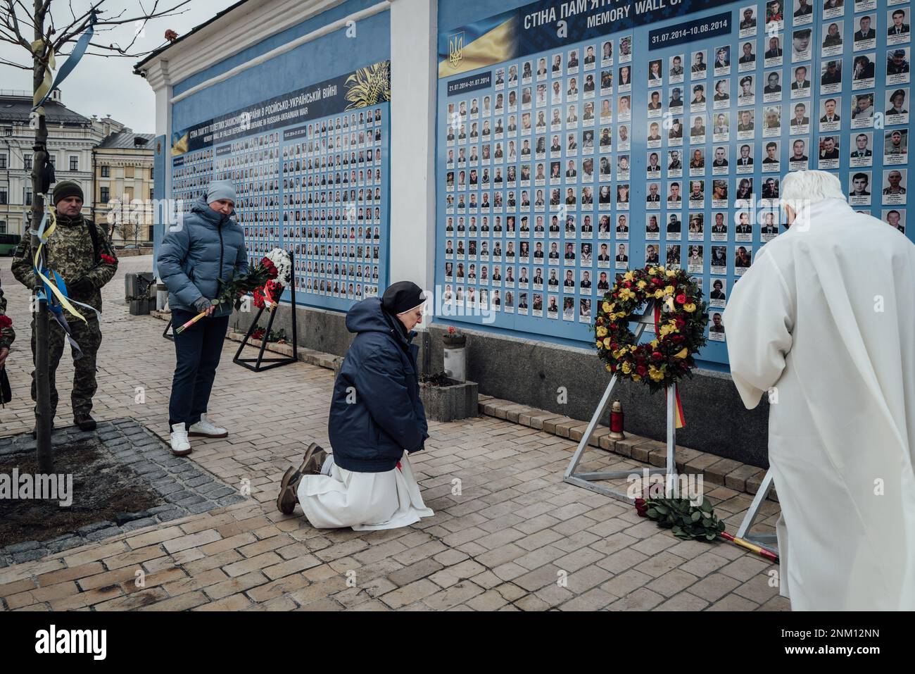 Ukraine / Kiew - 24/2/2023 - Adrien Vautier / Le Pictorium - Krieg in der Ukraine - 1 Jahr - - 24/2/2023 - Ukraine / Kiew - Mitglieder der Kirche aus Spanien und Italien kommen, um vor der "Wand der Helden" zu beten, Das Denkmal wurde zu Ehren der Soldaten errichtet, die seit 2014 in diesem Konflikt verschwunden sind. KEIN RUSSLAND Stockfoto