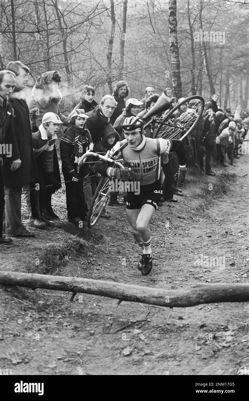 Niederländische Geschichte: Originalunterschrift übersetzt aus Niederländisch - niederländische Cyclo-Cross-Meisterschaft in Berg en Dal; Gesamtsieger und Profispieler Kees und der World ca. 13. Januar 1980 Stockfoto