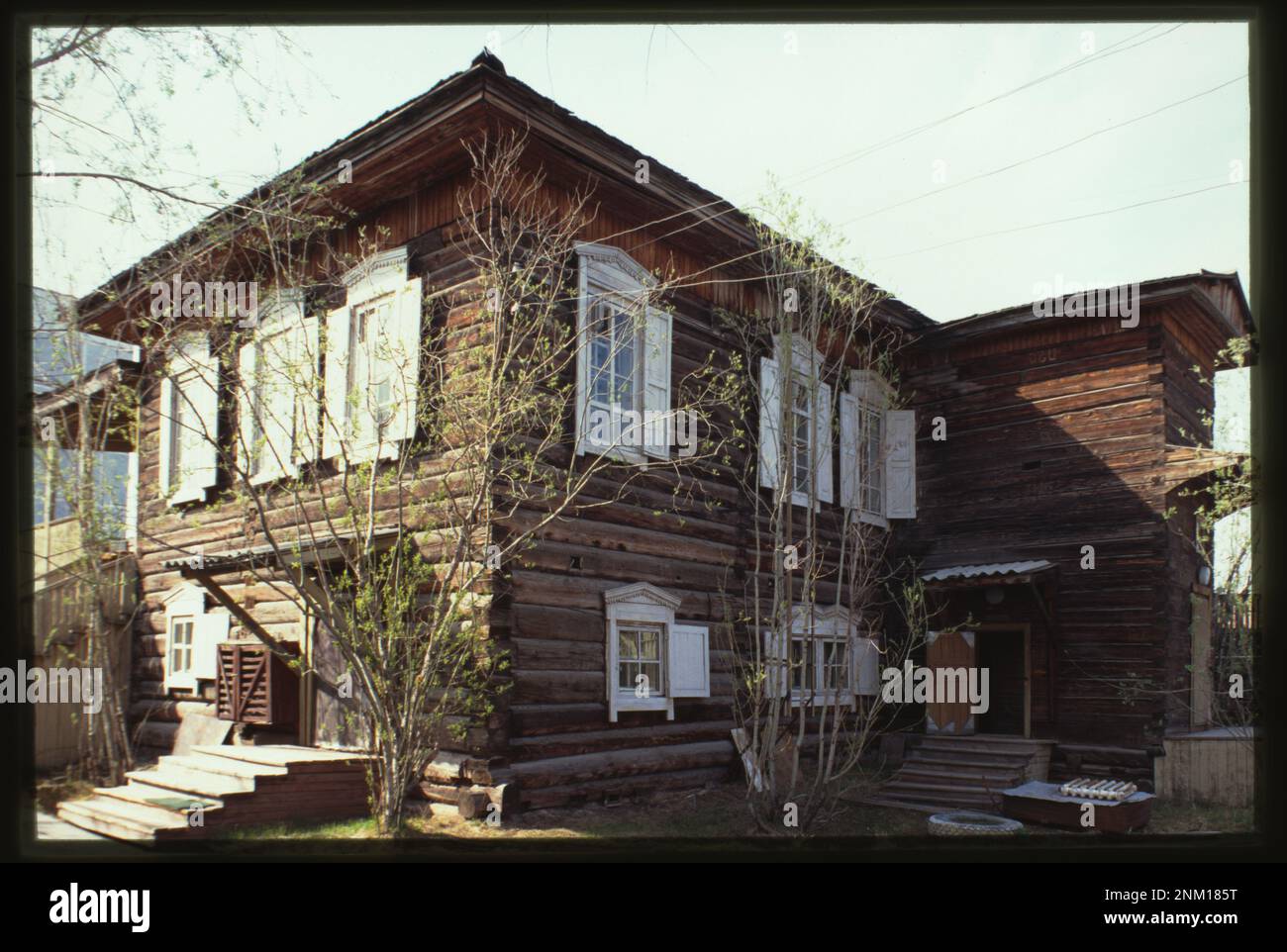 Das Romanov-Haus in Jakutsk, Russland, wurde 1890 erbaut und ist ein historisches Gebäude, das den architektonischen Stil sibirischer Häuser aus dem späten 19. Jahrhundert widerspiegelt. Stockfoto