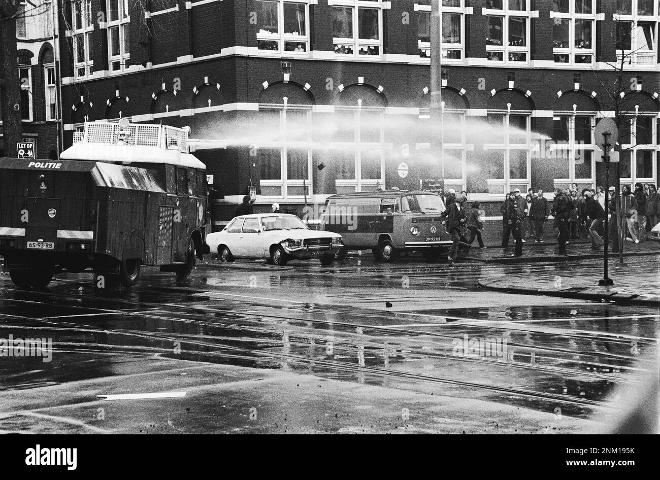 Niederländische Geschichte: Polizei und Armee mit gepanzerten Fahrzeugen und Panzern räumen Barrikaden in Vondelbuurt, Amsterdam; Wasserkanone (besetzte Unruhen) ca. 3. März 1980 Stockfoto
