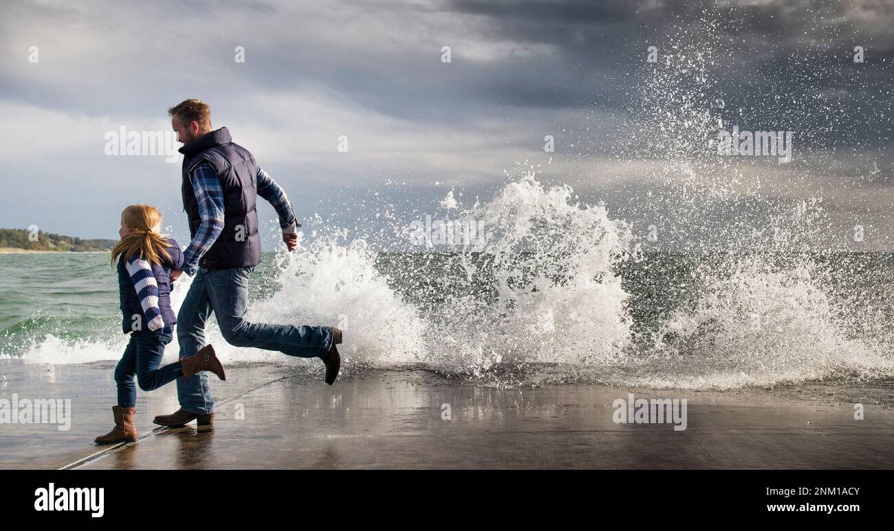 Ein Vater und eine Tochter, die im Thunder Bay National Marine Sanctuary ca. 1. August 2019 Stockfoto