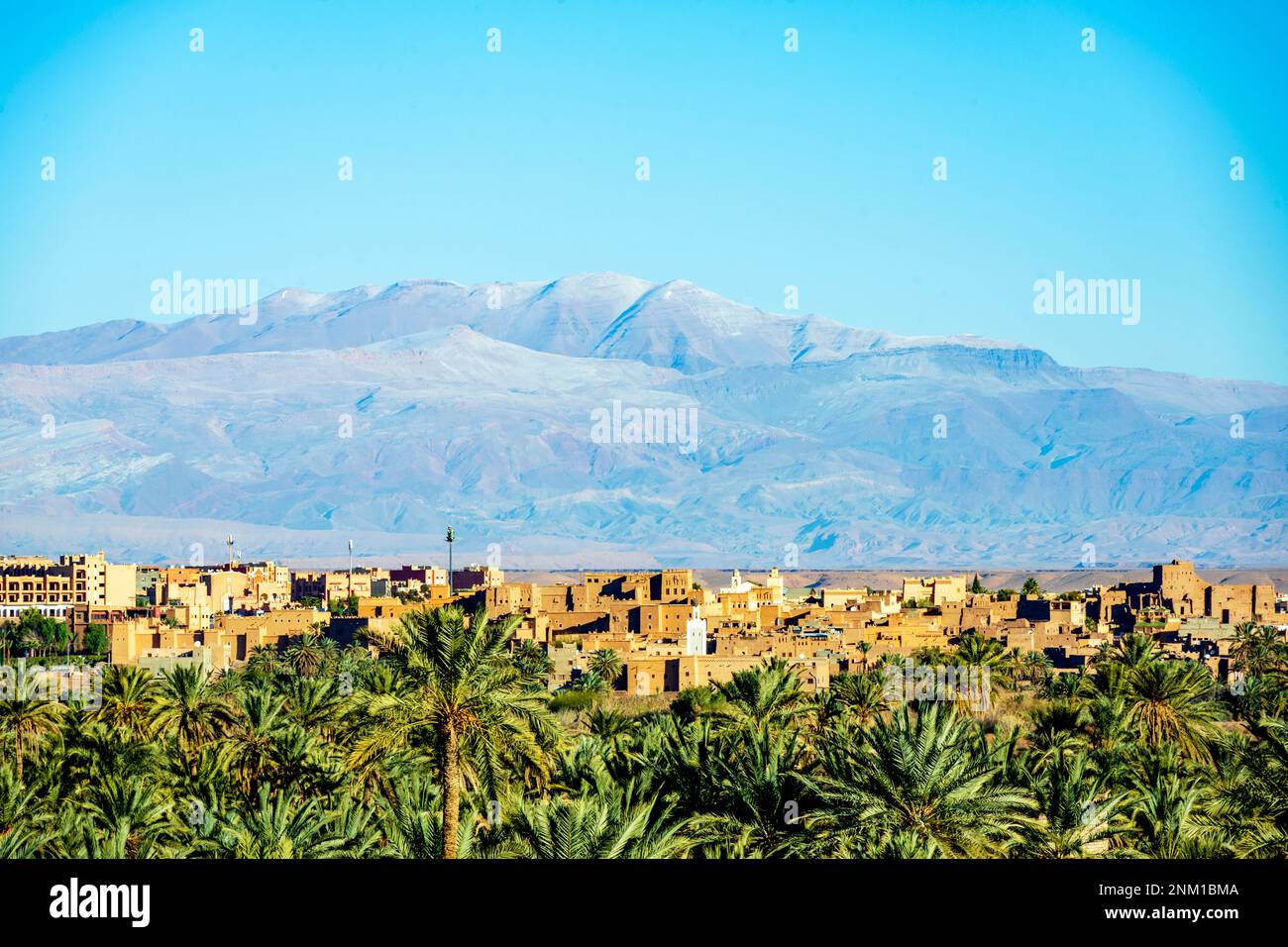 Afrika, Marokko, Südmarokko, Ouarzazate, Blick über Palmengärten zur Stadt und zum Atlas Gebirge Stockfoto