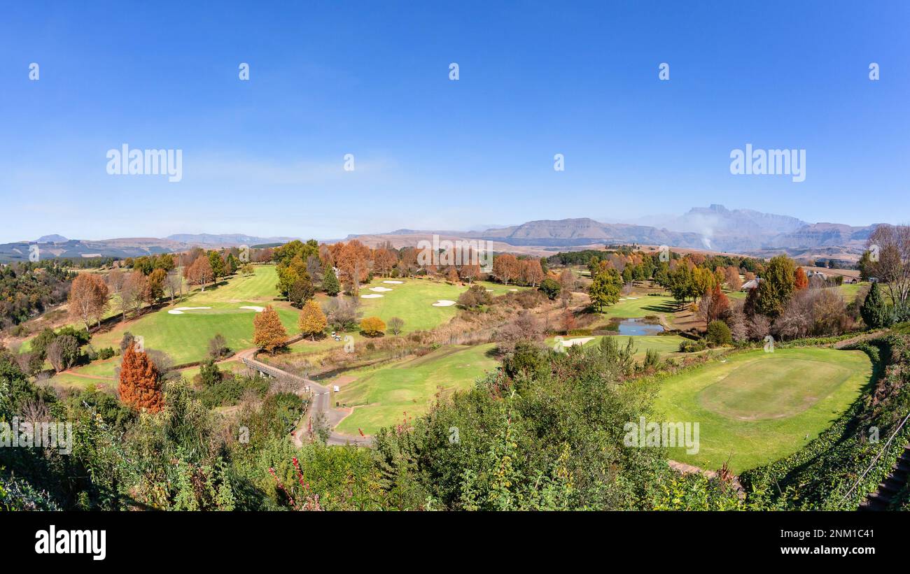 Golfplatz in den Drakensbergs mit Blick auf die malerische Urlaubssportlandschaft. Stockfoto