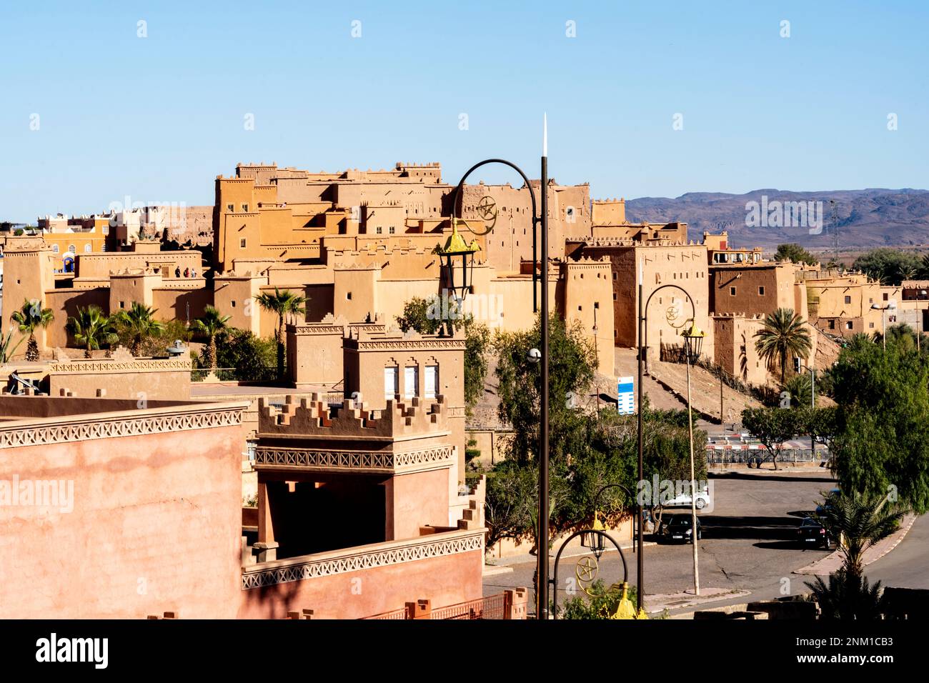 Afrika, Marokko, Südmarokko, Ouarzazate, neues Gebäude, Dahinter die Kasbah Taourirt Stockfoto
