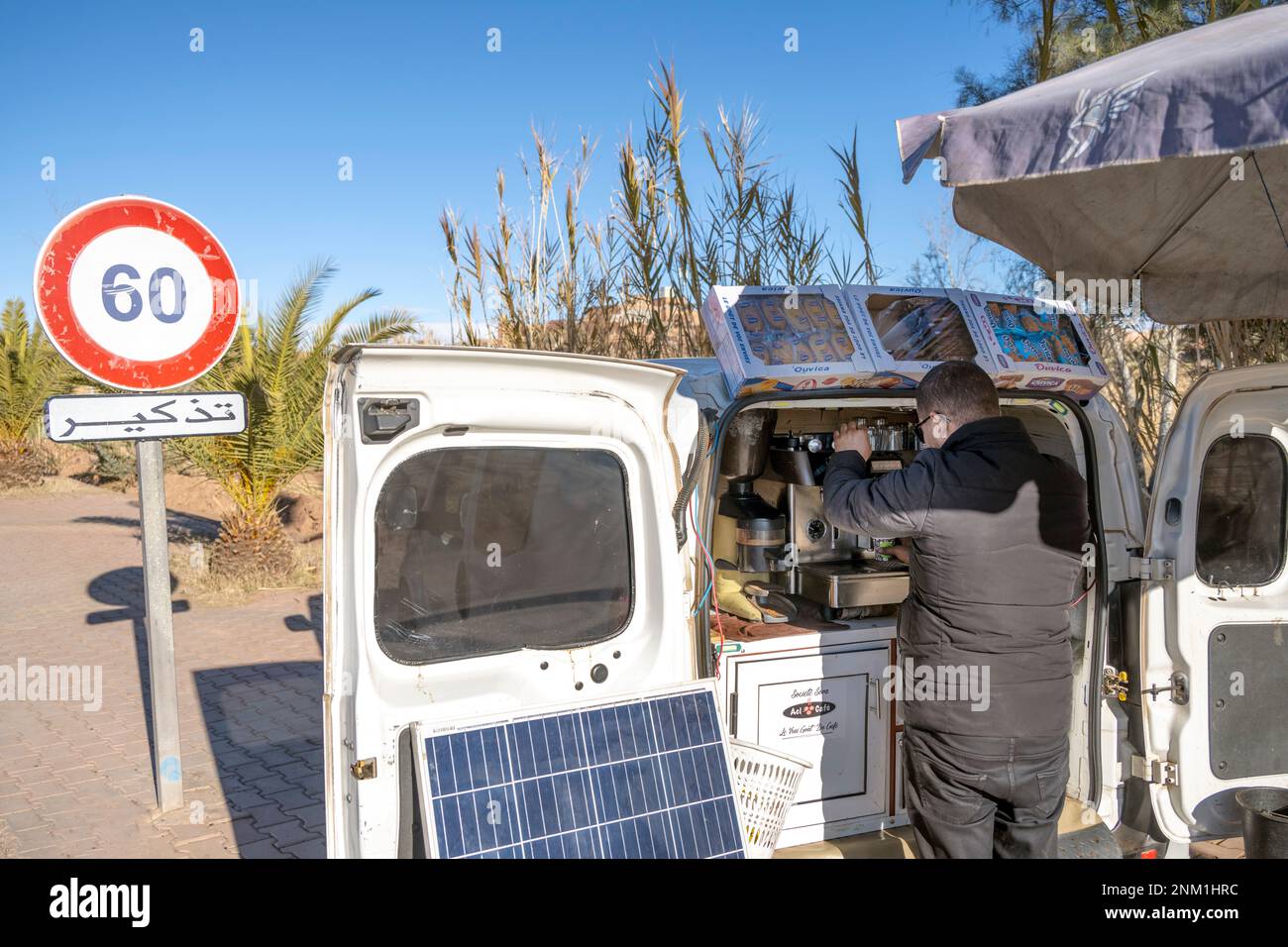 Afrika, Marokko, Südmarokko, Ouarzazate, mobiles Cafe am Strassenrand mit Solarstrom betriebener Espressomaschine Stockfoto