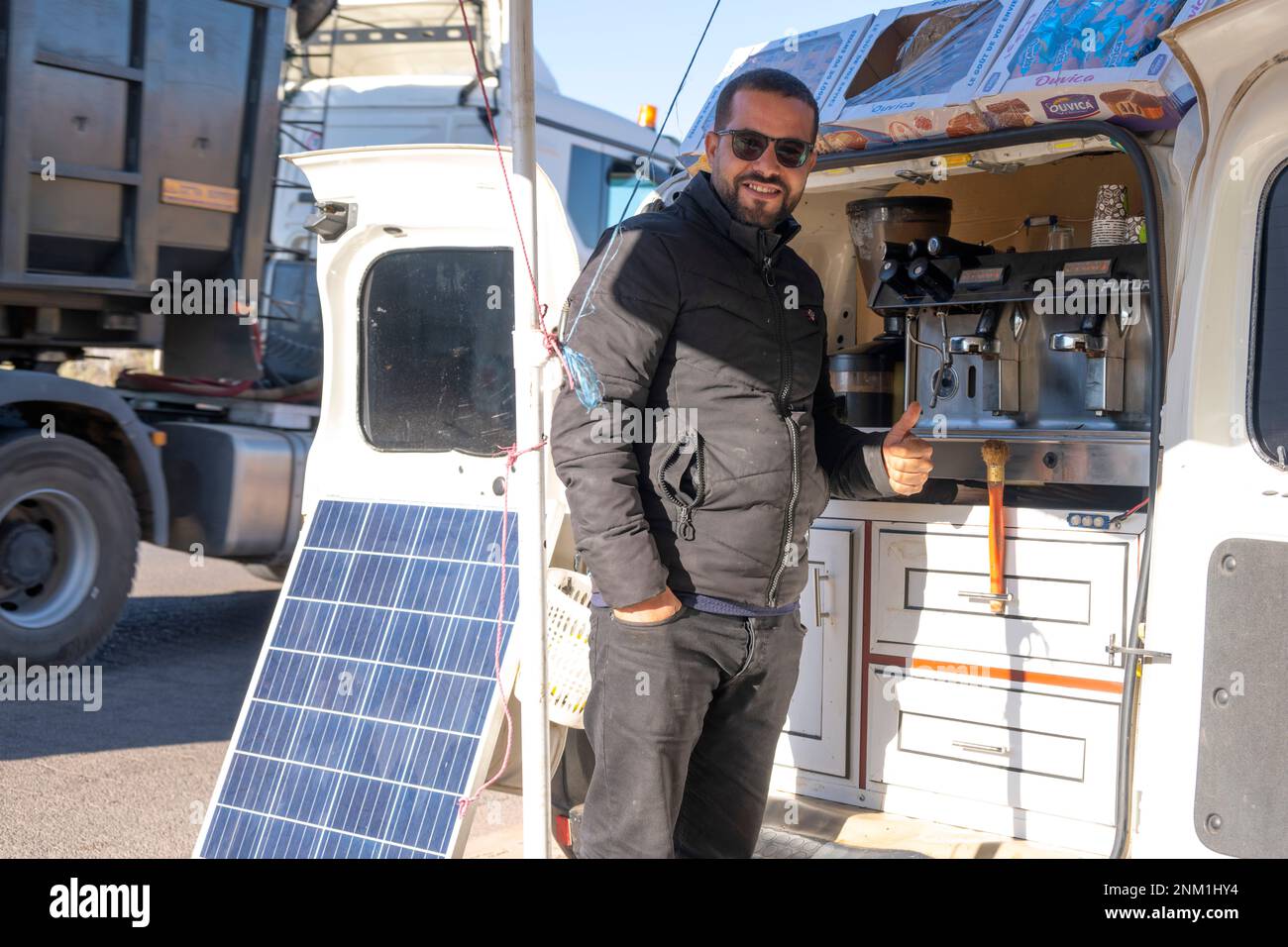 Afrika, Marokko, Südmarokko, Ouarzazate, mobiles Cafe am Strassenrand mit Solarstrom betriebener Espressomaschine Stockfoto