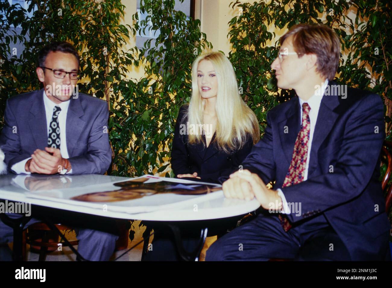 Archive 90ies: Niederländisches Modell Karen Mulder nimmt an der Pressekonferenz anlässlich der Veröffentlichung einer Puppe Teil, die von der Hasbro-Firma, Lyon, Frankreich, 1995 entworfen wurde Stockfoto