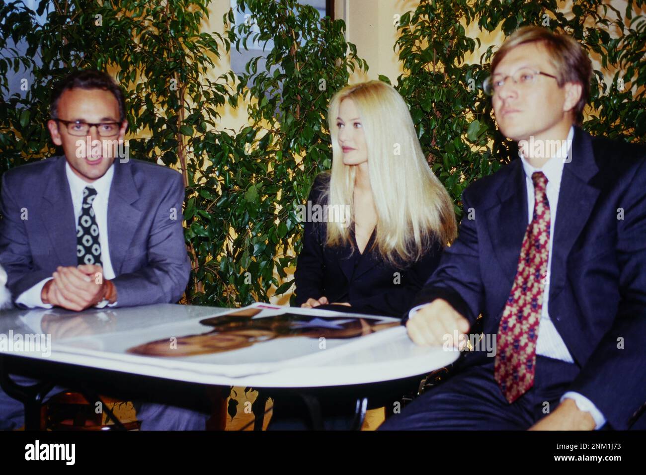 Archive 90ies: Niederländisches Modell Karen Mulder nimmt an der Pressekonferenz anlässlich der Veröffentlichung einer Puppe Teil, die von der Hasbro-Firma, Lyon, Frankreich, 1995 entworfen wurde Stockfoto