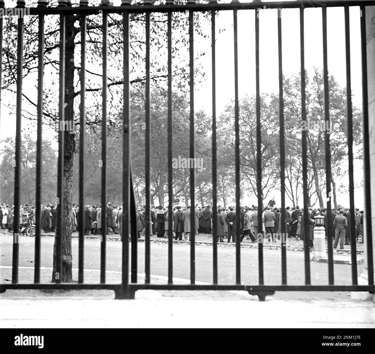 Zaun um den Hyde Park; im Hintergrund Hyde Park Corner mit einem Lautsprecher auf einer Seifendose in Speakers' Corner ca. 1947 Stockfoto