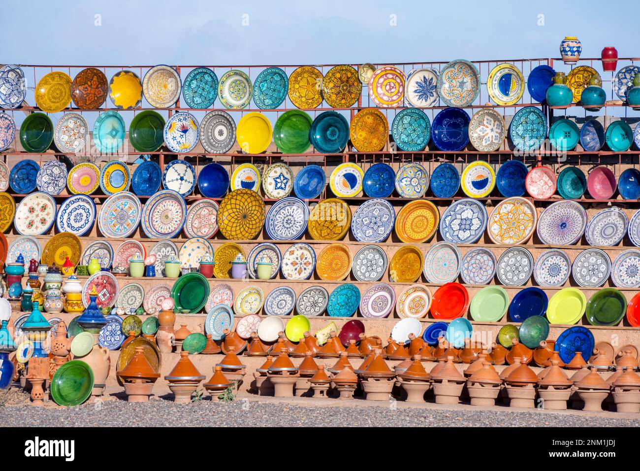 Afrika, Marokko, Südmarokko, Ouarzazate, Verkaufsstand für Keramik an der Straße N9 Stockfoto