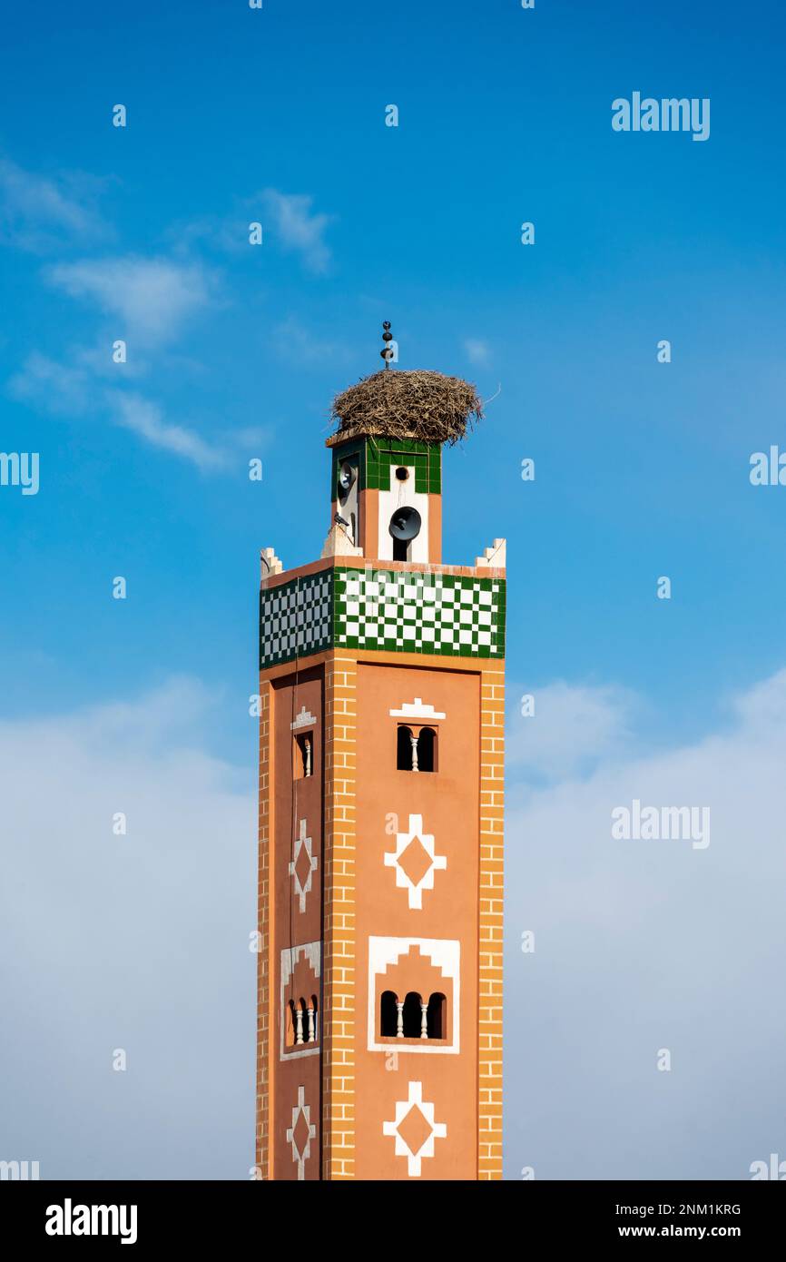 Afrika, Marokko, Südmarokko, Ait-Ben-Haddou, Minarett mit Storchennest in der Neustadt Stockfoto