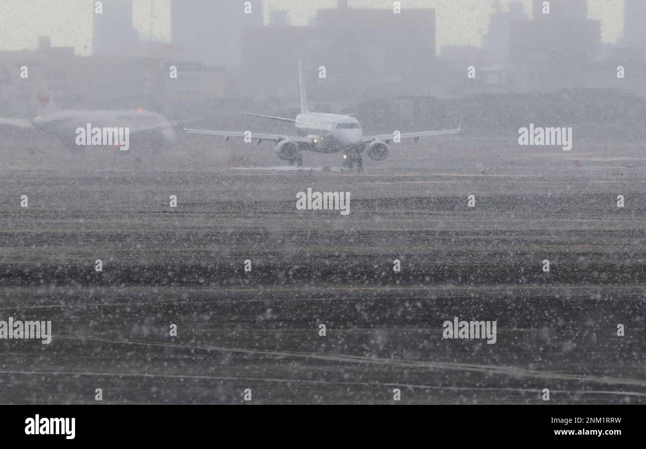 A jetliner takes off from Itami Osaka International Airport amid a snowfall in Toyonaka, Osaka Prefecture on Jan.14, 2022. ( The Yomiuri Shimbun via AP Images ) Stockfoto