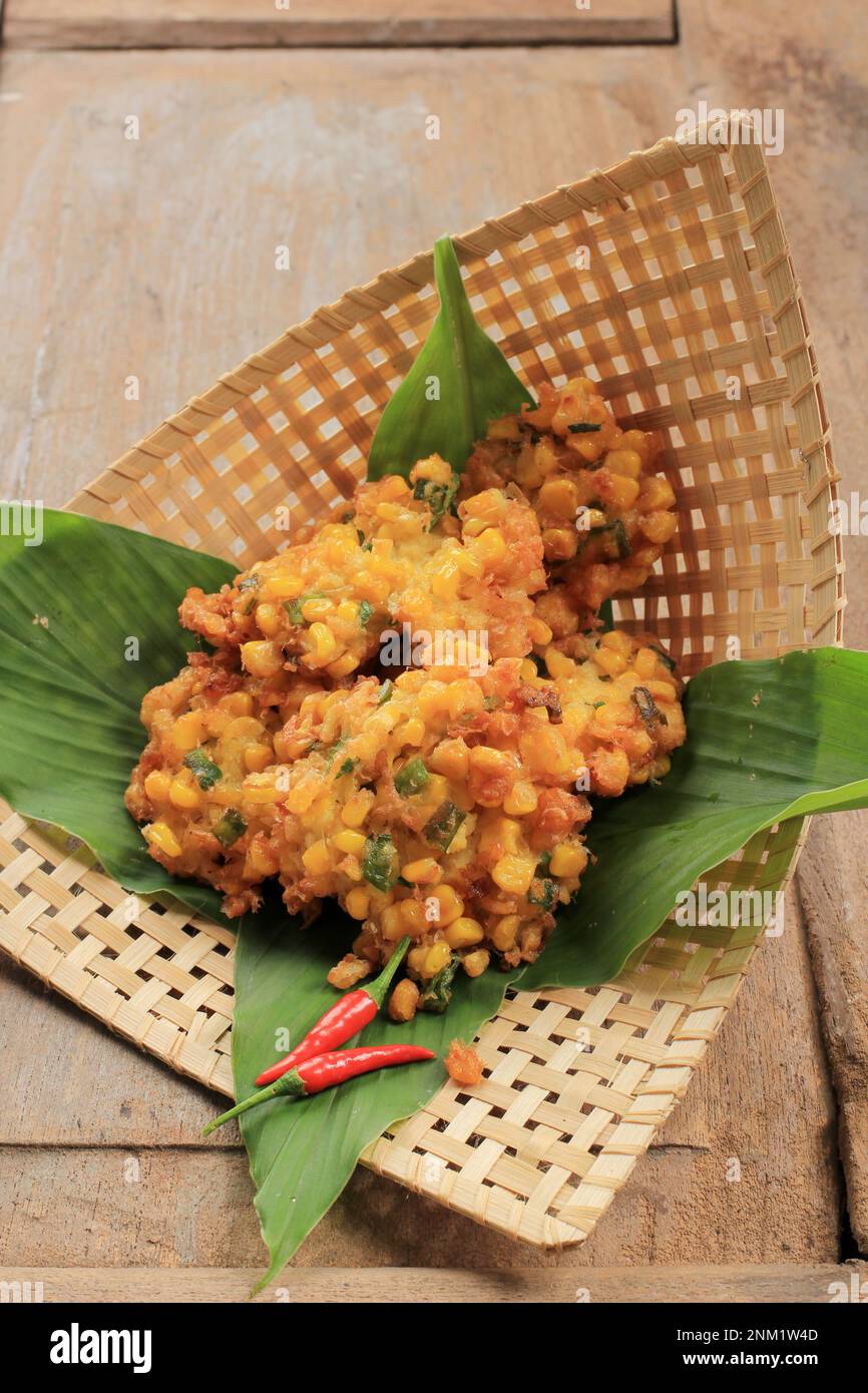 Dadar Jagung oder Bakwan Jagung, Indonesische Maisfritter aus Mais, Mehl und Ei Stockfoto