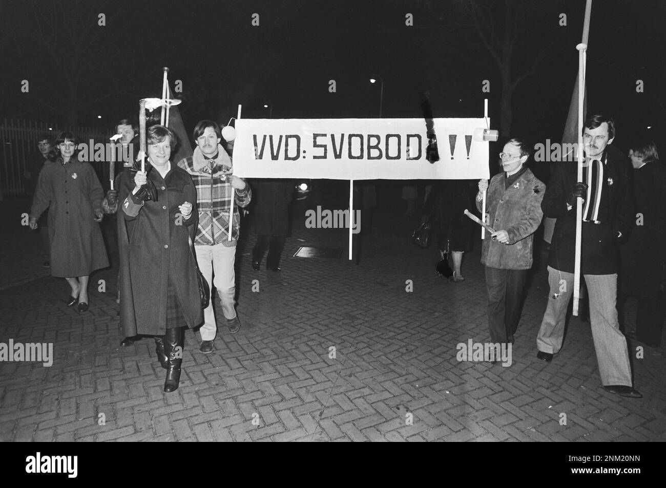 Niederländische Geschichte: Politische Parteien demonstrieren vor der russischen Botschaft aufgrund der Invasion Afghanistans ca. 10. Januar 1980 Stockfoto