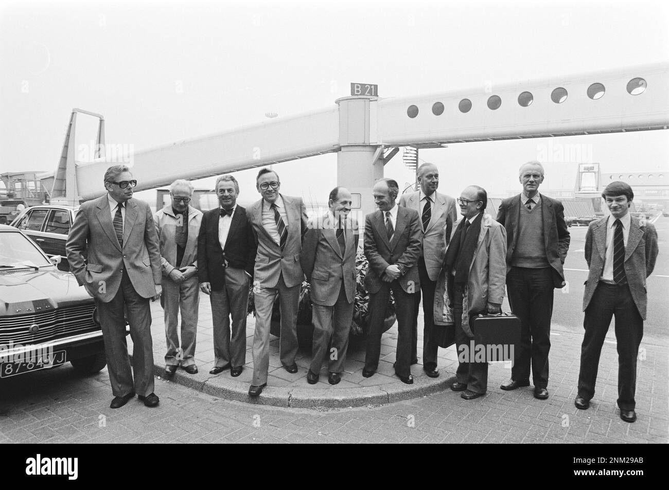 Niederländische Geschichte: Abreise der Delegation des Senats und des Repräsentantenhauses von Schiphol zu einem Arbeitsbesuch auf den Niederländischen Antillen; mehrere Mitglieder ca. 14. Januar 1980 Stockfoto