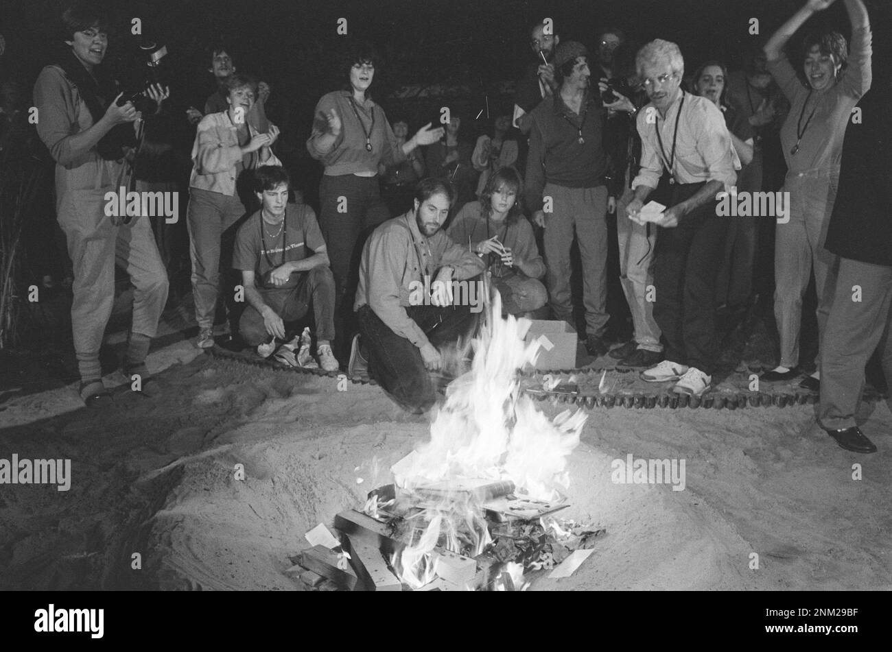 Die Bhagwan-Bewegung in Amsterdam wird das Buch der Rajneeshis im Namen von Bhagwan Ca verbrennen. 1985 Stockfoto