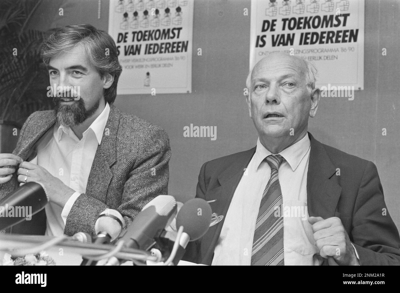 PvdA-Pressekonferenz zum Wahlprogramm; Joop den Uyl und Max van de Berg (l), Vorsitzender, während der Pressekonferenz ca. 1985 Stockfoto