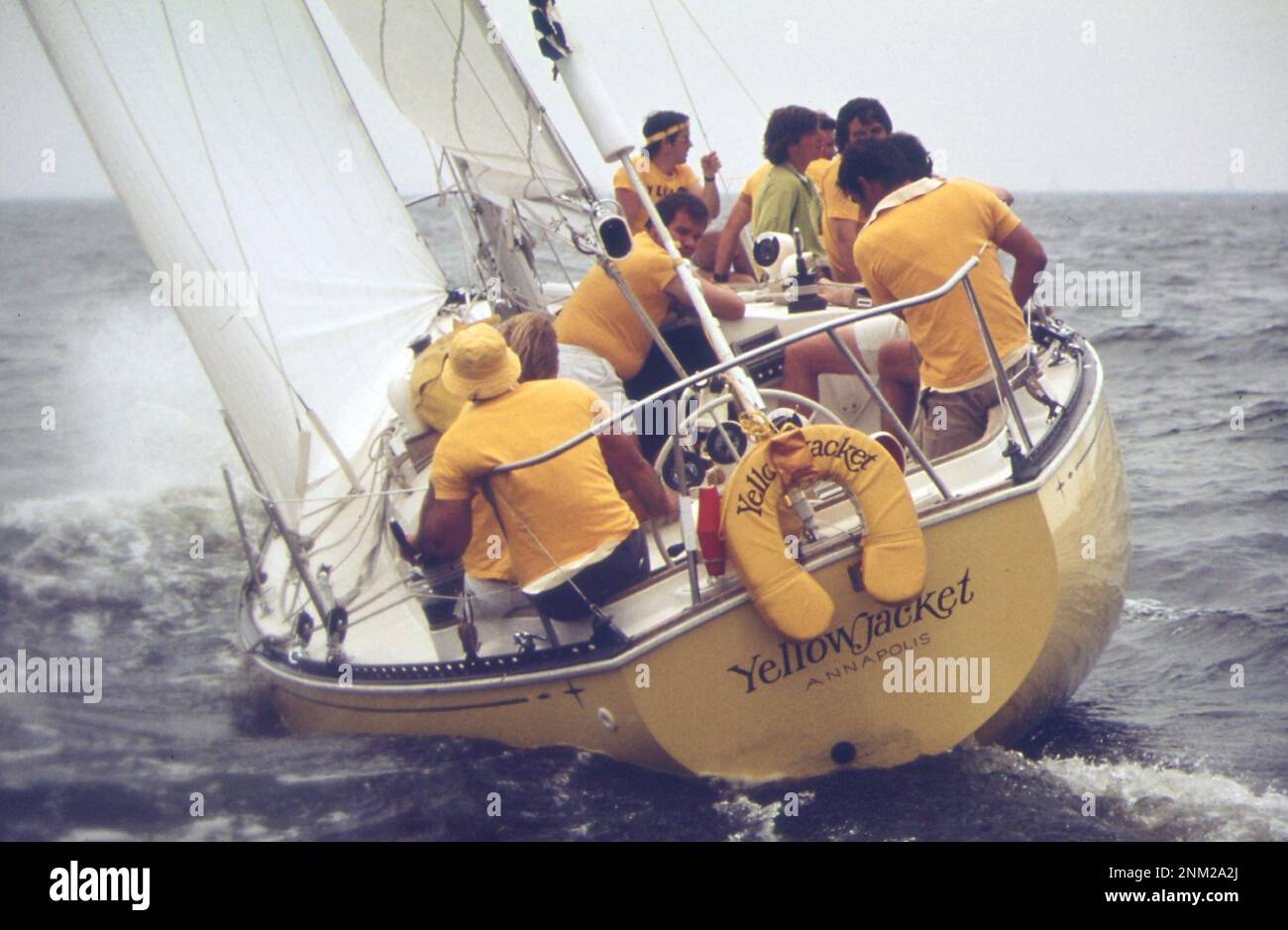 1970er Segelfotos: Die gelbe Jacke, eine Klasse-4-Kandidatin im Annapolis-Newport-Rennen der 5. Klasse, setzt in den frühen Stunden des langen Segeltörns nach Süden ab Chesapeake Bay und dann nach Norden nach Rhode Island ca. 1973 Stockfoto