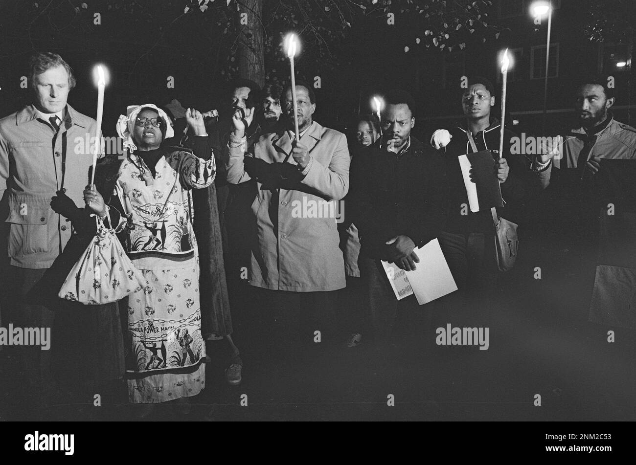 Wache für den hingerichteten afrikanischen Dichter Benjamin Moloise; Südafrikaner singen Lieder am Denkmal in Amsterdam ca. 1985 Stockfoto