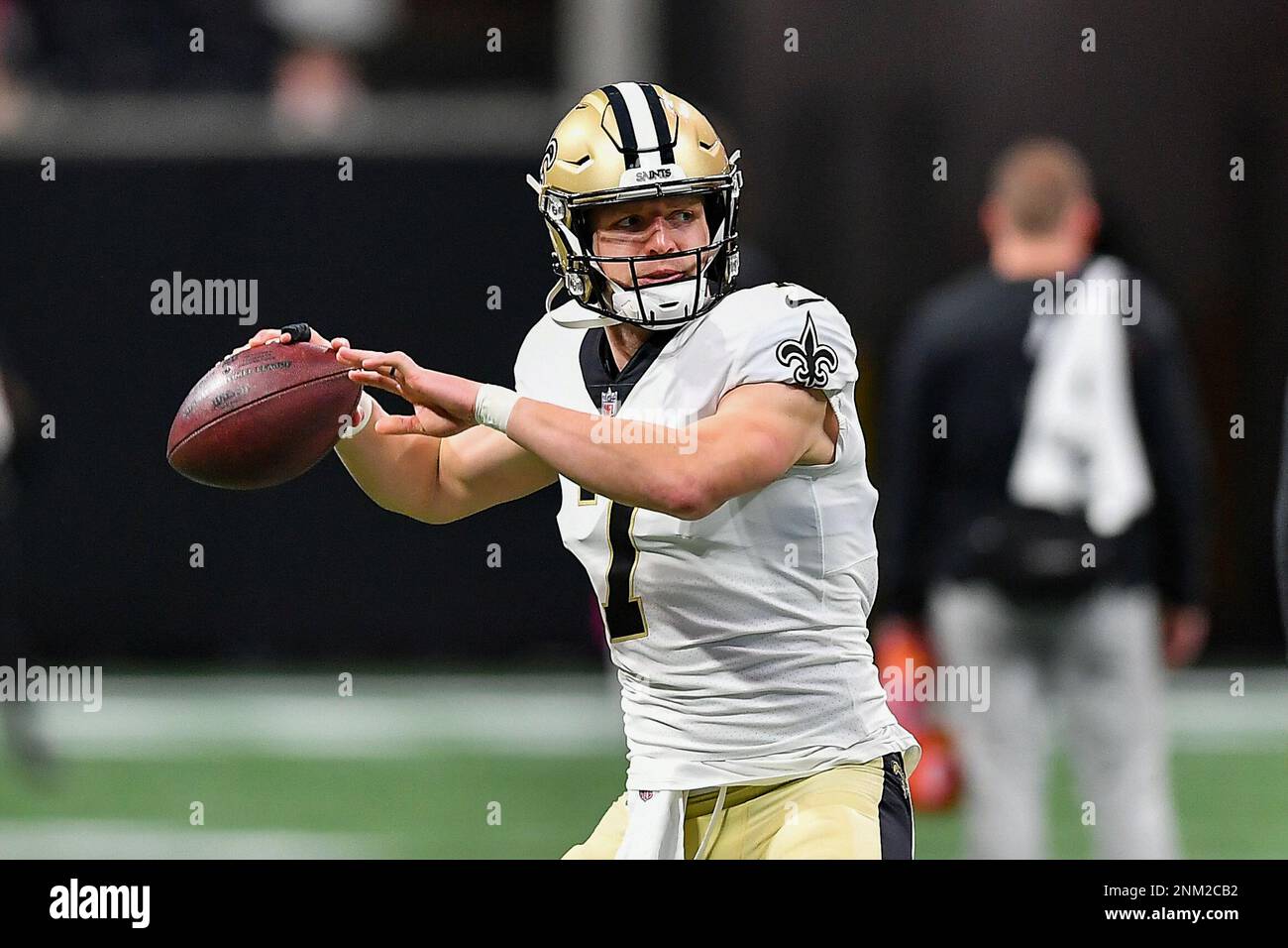 ATLANTA, GA – JANUARY 09: New Orleans quarterback Taysom Hill (7) warms up prior to the start of the NFL game between the New Orleans Saints and the Atlanta Falcons on January 9th, 2022 at Mercedes-Benz Stadium in Atlanta, GA. (Photo by Rich von Biberstein/Icon Sportswire) (Icon Sportswire via AP Images) Stockfoto