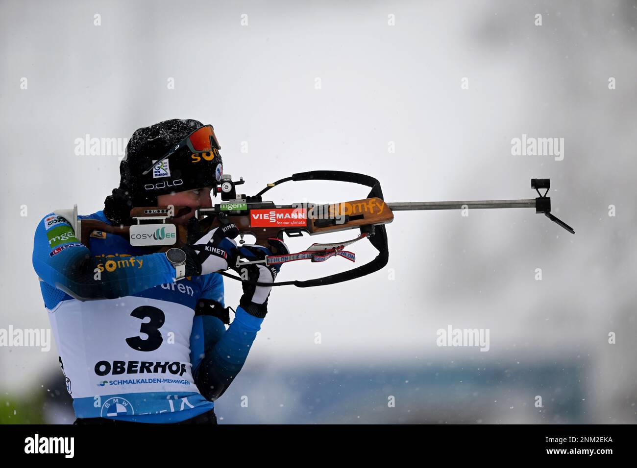 Anais Chevalier-Bouchet from France shoots during the women's World Cup Pursuit 10 km race in Oberhof, Germany, Sunday, Jan. 9, 2022. (Hendrik Schmidt/dpa via AP) Stockfoto
