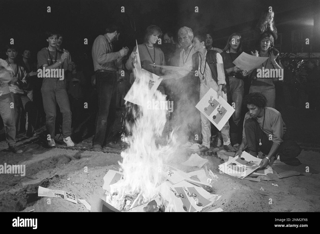 Die Bhagwan-Bewegung in Amsterdam wird das Buch der Rajneeshis im Namen von Bhagwan Ca verbrennen. 1985 Stockfoto