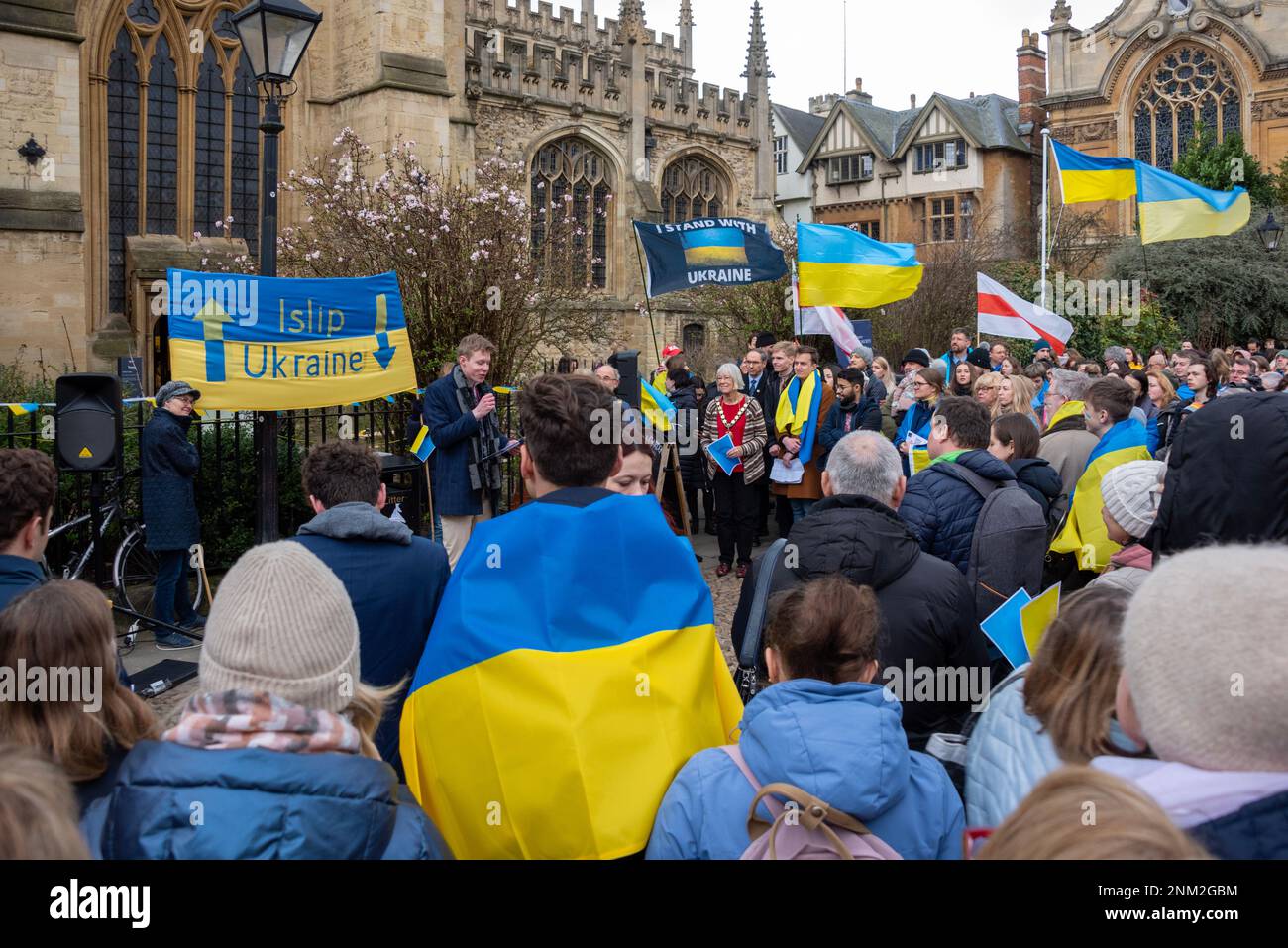 Oxford, Vereinigtes Königreich, 24. Februar 2023. Besucher einer Friedenskundgebung anlässlich des ersten Jahrestages des Ukraine-Krieges am Radcliffe Square, Oxford. Kredit: Martin Anderson/Alamy Live News Stockfoto