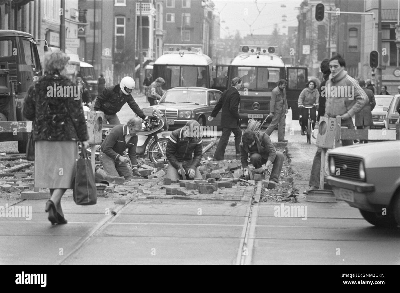Niederländische Geschichte: Straßenbauer, die nach der Barrikade in Vondelparkbuurt arbeiten; in der Constantijn Huygenstraat ca. 3. März 1980 Stockfoto