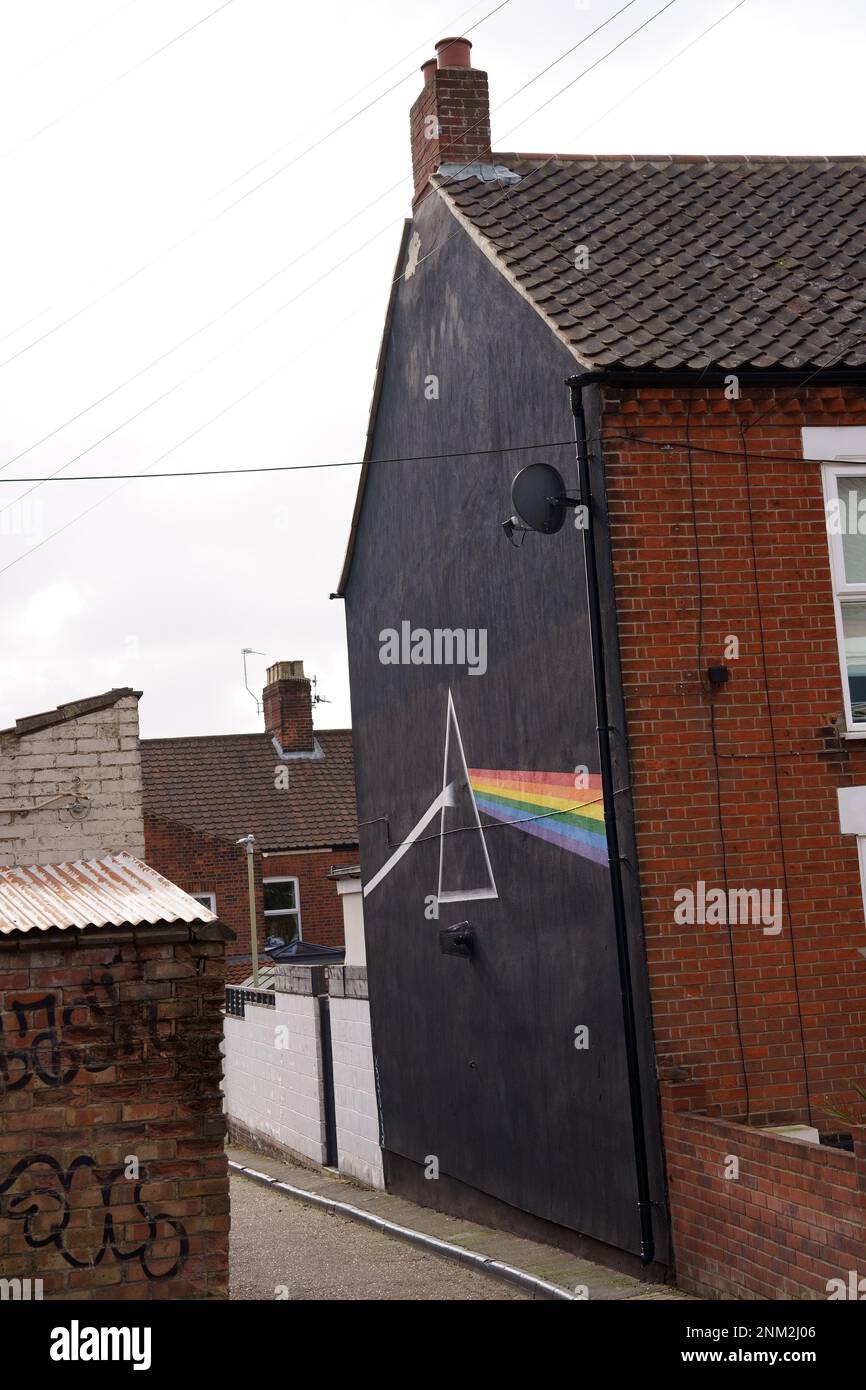 Pink Floyd Dark Side of the Moon – Wandgemälde des Albums, gemalt vom polnischen Künstler Martin Zienkiewicz an der Wand des End Terrace House, Norwich, Norfolk, Großbritannien Stockfoto